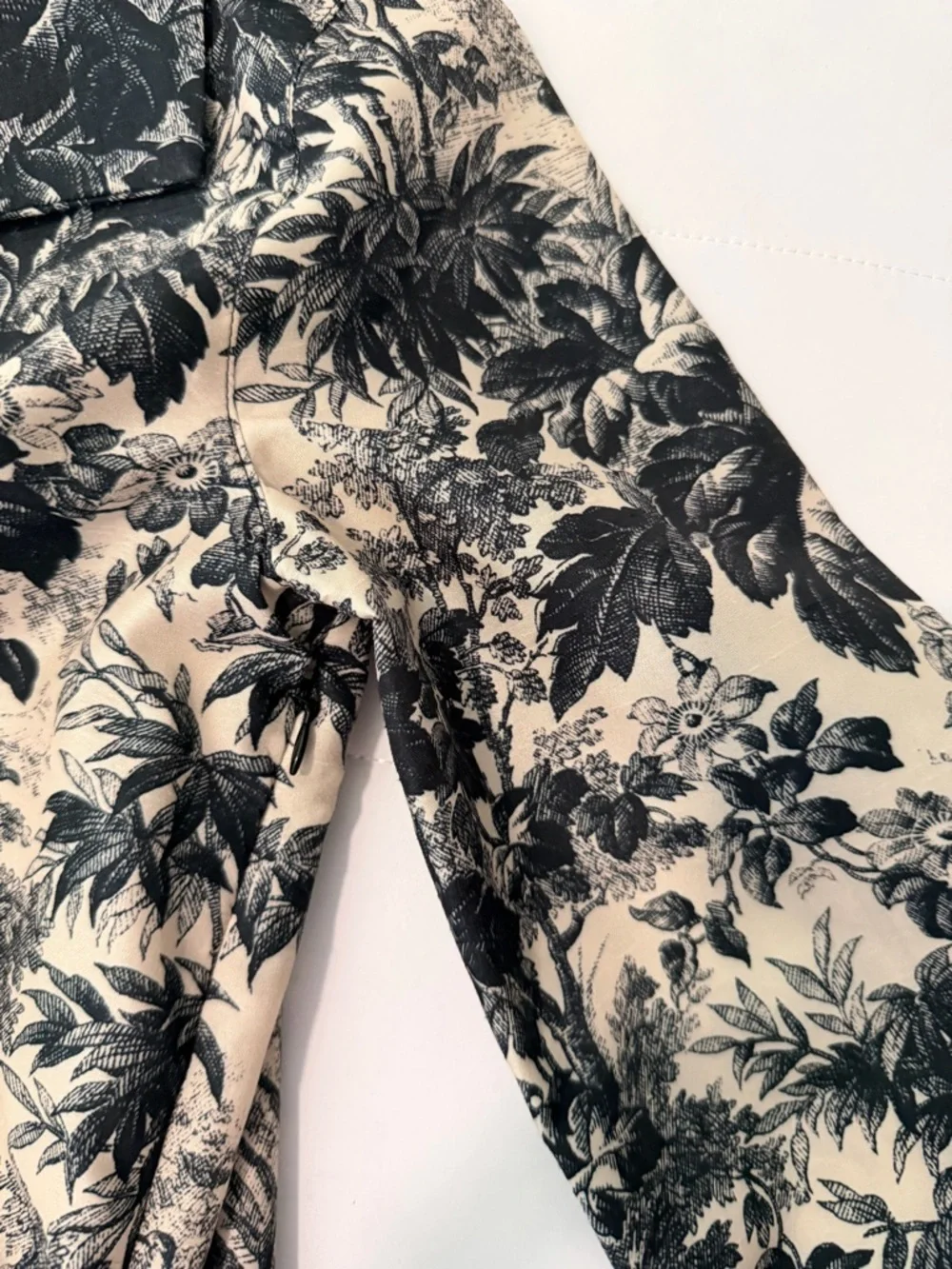 Tuckernuck Black Beige Toile Print Split Neck 3/4 Sleeve Blouse Side zip Size S - Picture 8 of 13